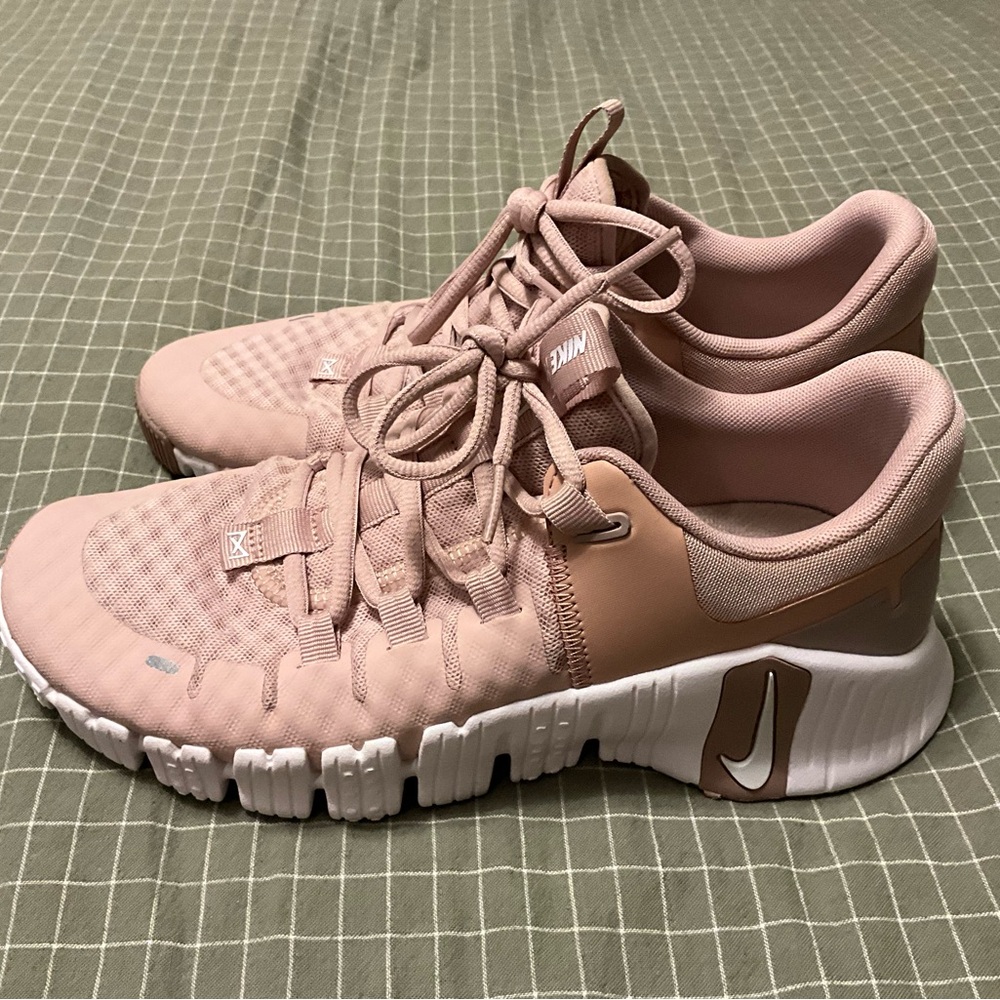 Nike Women's Pink Metcon 8.5